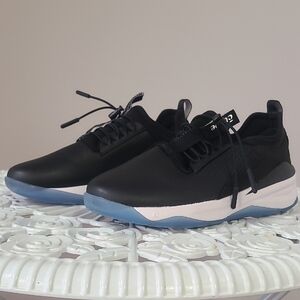 Womans athletic clove shoes